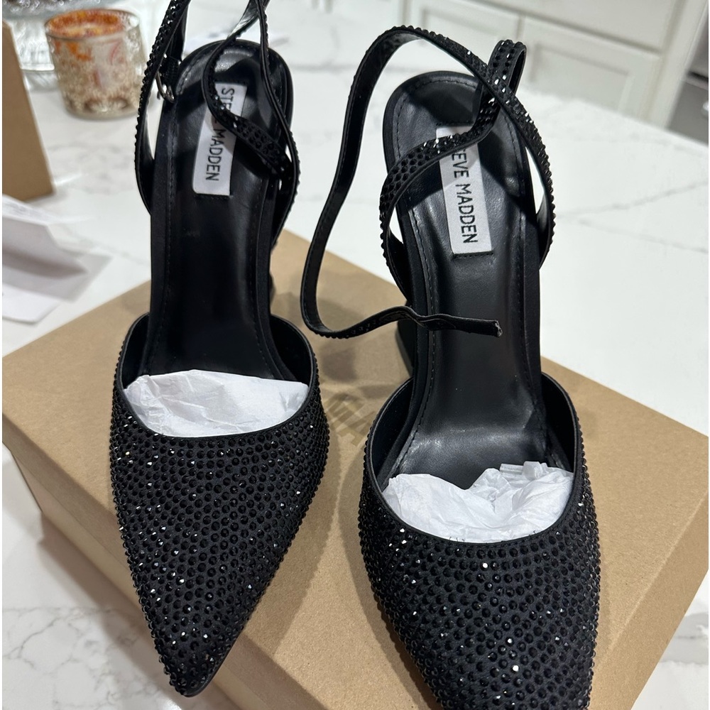 Brand new, never worn. Madden Zestful Black Gems